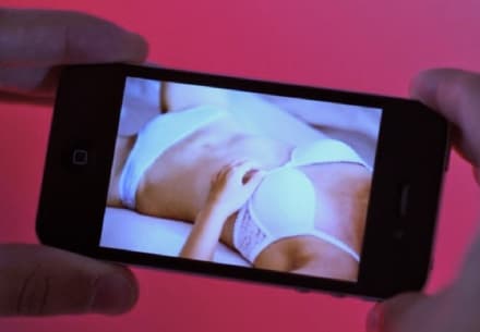 IVREA - Revenge porn: eporediese manda foto e video hot ai figli dell'ex amante per convincerla a proseguire la relazione