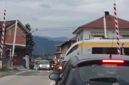 TORINO-CERES - Passaggio a livello aperto: il treno passa lo stesso