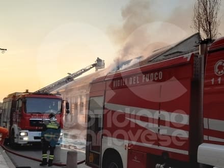 RIVAROLO CANAVESE - Incendio al tetto dell'ex stabilimento Vallesusa, intervento di pompieri e carabinieri - FOTO e VIDEO