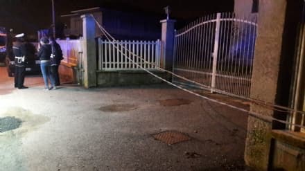 CASTELLAMONTE - Camion di passaggio abbatte due pali - FOTO