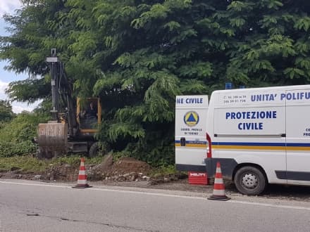 SALASSA - La Protezione Civile ripara la perdita d'acqua nella rotonda sulla ex 460