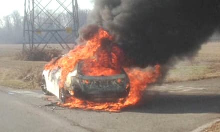 LEINI - Auto va a fuoco all'improvviso: una ragazza in salvo - FOTO