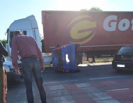 CASELLE - Provoca un incidente e si allontana dal luogo dello schianto: rintracciato dalla Polizia locale