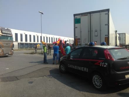VOLPIANO - Lavoratori della Securpolice bloccano per protesta il polo logistico Lidl di via Venezia - FOTO