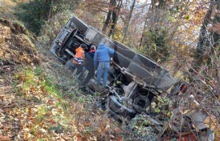 CUORGNE' - Incidente in località Deiro Superiore: camion betoniera si ribalta nella scarpata - FOTO