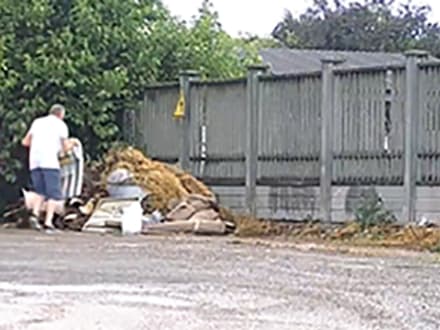 VOLPIANO - Abbandonano rifiuti: una decina di «maiali» beccati grazie alle telecamere