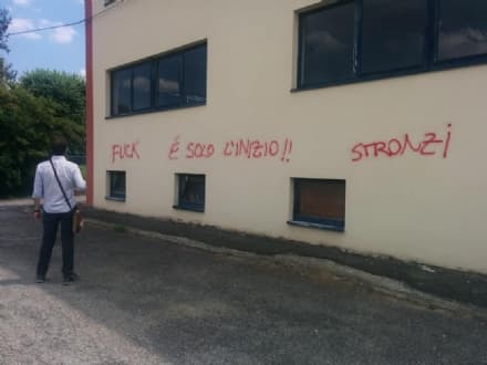 CASTELLAMONTE - Scritte sul muro della «Cresto», la scuola della professoressa Gloria Rosboch