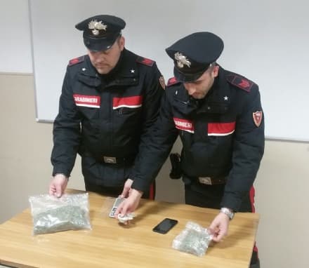 IVREA - Marijuana in auto e a casa: ventenne arrestato per spaccio