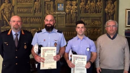 VOLPIANO - Encomio solenne a due vigili urbani per le indagini sui sassi dal cavalcavia