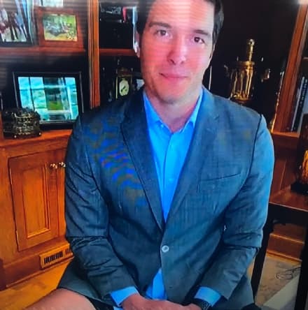 SMART WORKING - E il giornalista resta in mutande