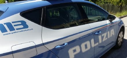 IVREA - In sella ad un motorino rubato semina il panico al Movicentro e tenta la fuga: preso - VIDEO