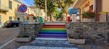 PONT CANAVESE - La scalinata con i colori per i diritti Lgbt promossa dal sondaggio su Instagram e Facebook