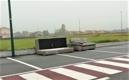 RIVAROLO - Discariche abusive: addirittura un divano parcheggiato