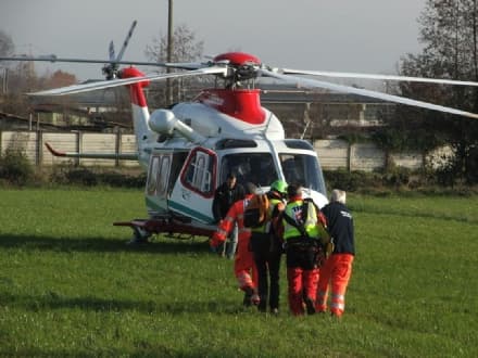 CUCEGLIO - Cede la lastra e cade dal tetto di casa: ricoverato al Cto