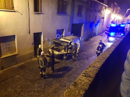 CALUSO - Esplosione danneggia un furgone. I residenti chiamano i pompieri: «Sembrava una bomba» - VIDEO