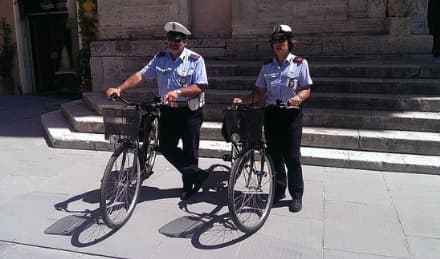 IVREA - Tenta di gettarsi nella Dora: i vigili lo salvano