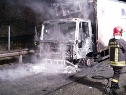 SCARMAGNO - Un camion prende fuoco in autostrada - FOTO