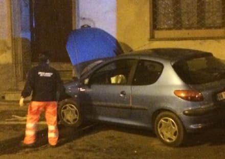 VALPERGA - Ragazza di Cuorgnè si schianta davanti alla chiesa