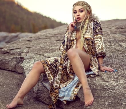 CERESOLE REALE - Un lago da sogno e l'autunno canavesano nel nuovo sexy calendario di BarbieQueen - FOTO