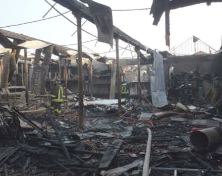 CASELLE - INCENDIO NELLA NOTTE DISTRUGGE SETTE AZIENDE - FOTO