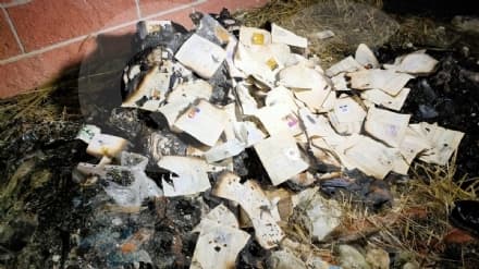 RIVAROLO - Carte d'identità e tessere elettorali trovate semi bruciate dietro il cimitero