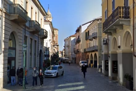 CHIVASSO - Calci e pugni al mendicante straniero che stava chiedendo l'elemosina vicino alla panetteria del centro