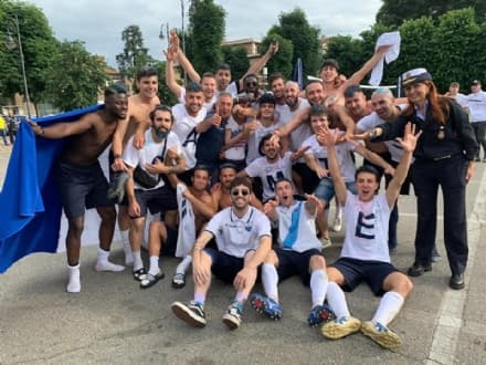 CUORGNE' - Calcio, il Vallorco vince il campionato e l'attaccante fa la proposta di matrimonio in campo
