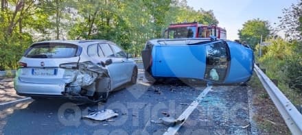 LOMBARDORE - Ancora uno schianto sulla ex statale 460: auto finisce ruote all'aria - FOTO E VIDEO