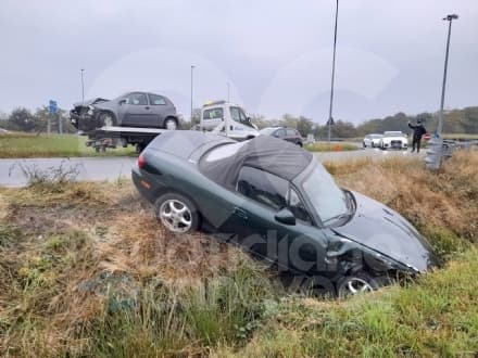 SALASSA - Un altro incidente sulla 460: due auto fuori strada e traffico in tilt - FOTO