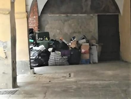 CUORGNE' - Cassonetti stracolmi anche nel pieno centro storico