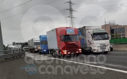 TANGENZIALE TORINO - I giostrai protestano con i camion sulla tangenziale: «Vogliamo lavorare». Traffico in tilt - FOTO