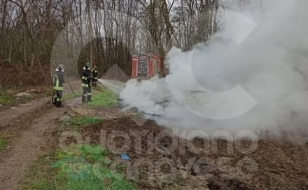 RIVAROLO CANAVESE - A fuoco una discarica abusiva alle Gave: pericolo amianto per le lastre di eternit bruciate - FOTO