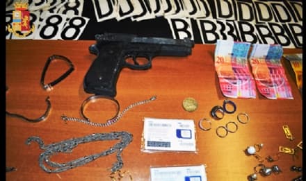 IVREA - Blitz della polizia al campo nomadi: armi, orologi e gioielli rubati. Quattro zingari denunciati