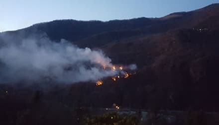 PONT CANAVESE-CUORGNE' - Anche oggi nuovi incendi boschivi: Aib e vigili del fuoco al lavoro - FOTO