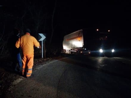 RIVARA - Camion in bilico: provinciale chiusa - FOTO e VIDEO