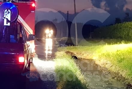 RIVAROLO - Cede una vasca, migliaia di litri di liquido maleodorante invadono la zona - FOTO