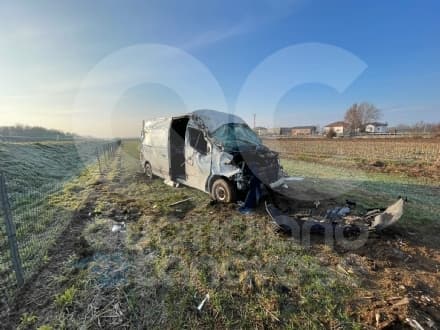 SCONTRO SULLA TORINO-AOSTA - Sfascia la Porsche e scappa a piedi: l'auto era stata appena rubata - FOTO
