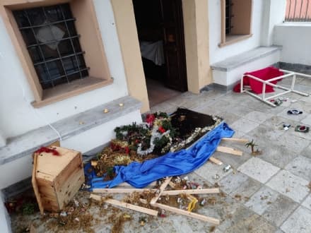 VOLPIANO - Vandali in azione: devastati l'albero di Natale e il presepe della Cappella di San Michele - FOTO