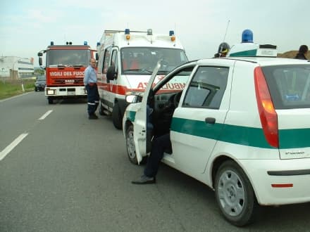 IVREA - Tenta il suicidio lanciandosi in Dora: 44enne disperato salvato grazie al coraggio dei vigili