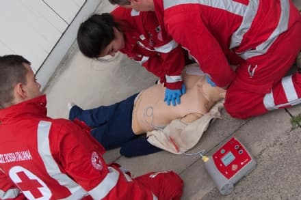 IVREA - Bellavista e San Giovanni: la Cri installa due defibrillatori