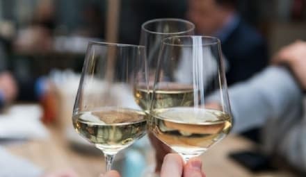 LEINI - Aperitivo dopo le 18, arrivano i carabinieri: maxi multa per il titolare di un bar e per tre clienti