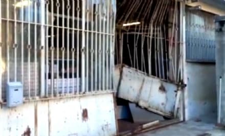 CUORGNE' - Sfondano il portone del capannone e rubano sigarette per migliaia di euro