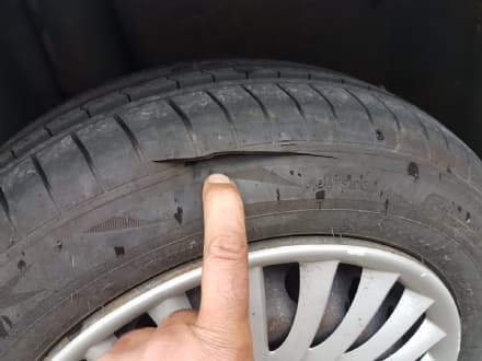 PIVERONE - Il prete gli nega l'elemosina: il fedele arrabbiato taglia le gomme all'auto del parroco