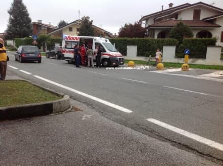 SALASSA - Ciclista investita in centro - VIDEO INCIDENTE