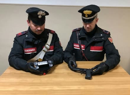 CASTELLAMONTE - Installa un lampeggiante blu sull'auto: denunciato