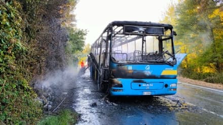 TORRE - Autobus a fuoco sulla linea Rivarolo-Ivrea: «Che fa la Regione?»