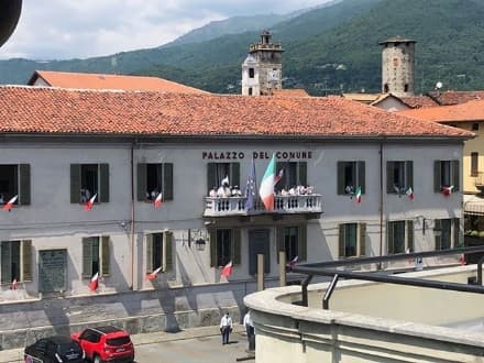 CUORGNE' - L'inno d'Italia dal balcone e dalle finestre del municipio - VIDEO