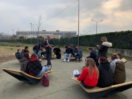 IVREA - Vicino alla passerella sulla Dora è nata l'area «On the Sdraio», progettata dagli studenti del Cena