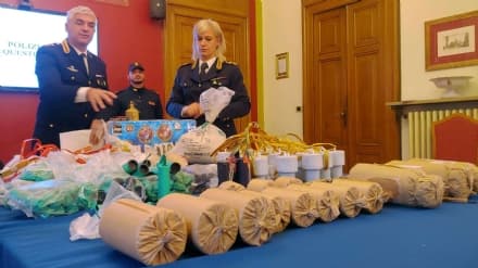 IVREA - 145 bombe carta e diversi chili di fuochi pirotecnici in casa: la polizia arresta un ragazzo di 21 anni
