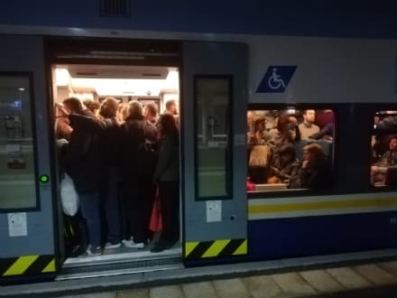 FERROVIA CANAVESANA - Pendolari come sardine a bordo di treni perennemente in ritardo - FOTO
